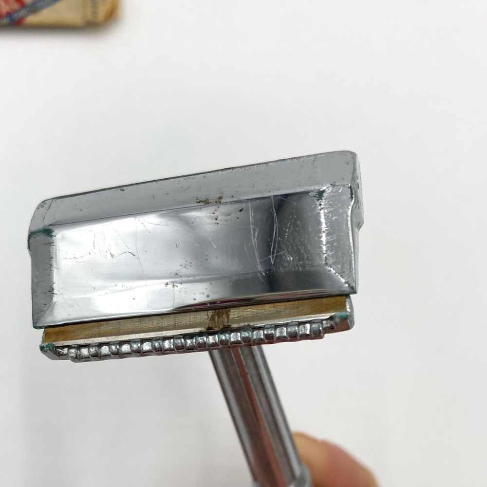 Vintage GEM Micromatic Single Edge Safety Razor Set With Case Two Razor Blades. - Picture 6 of 10